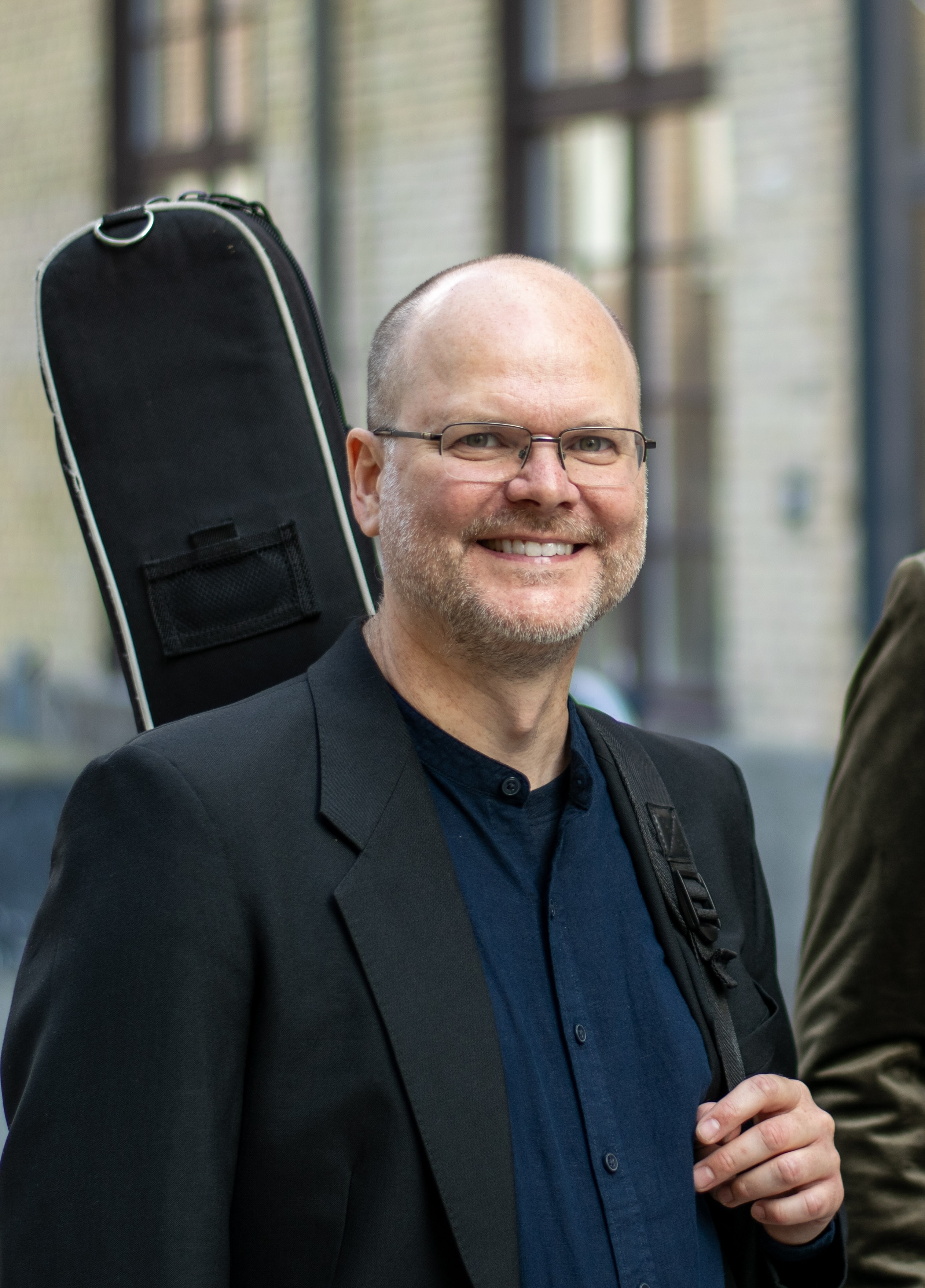 Samuel Edvardsson med gitarrfodral