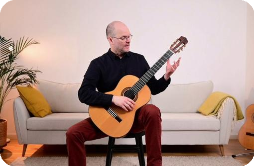 Samuel spelar gitarr